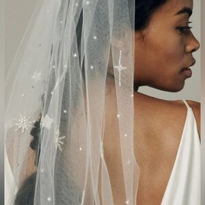 BRAND NEW / Never Worn! Elegant White Hair Veil with Crystal & Pearl Accents